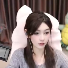 游戏主播称自己长得像港风明星,被同行嘲不要脸,引发网友热议!