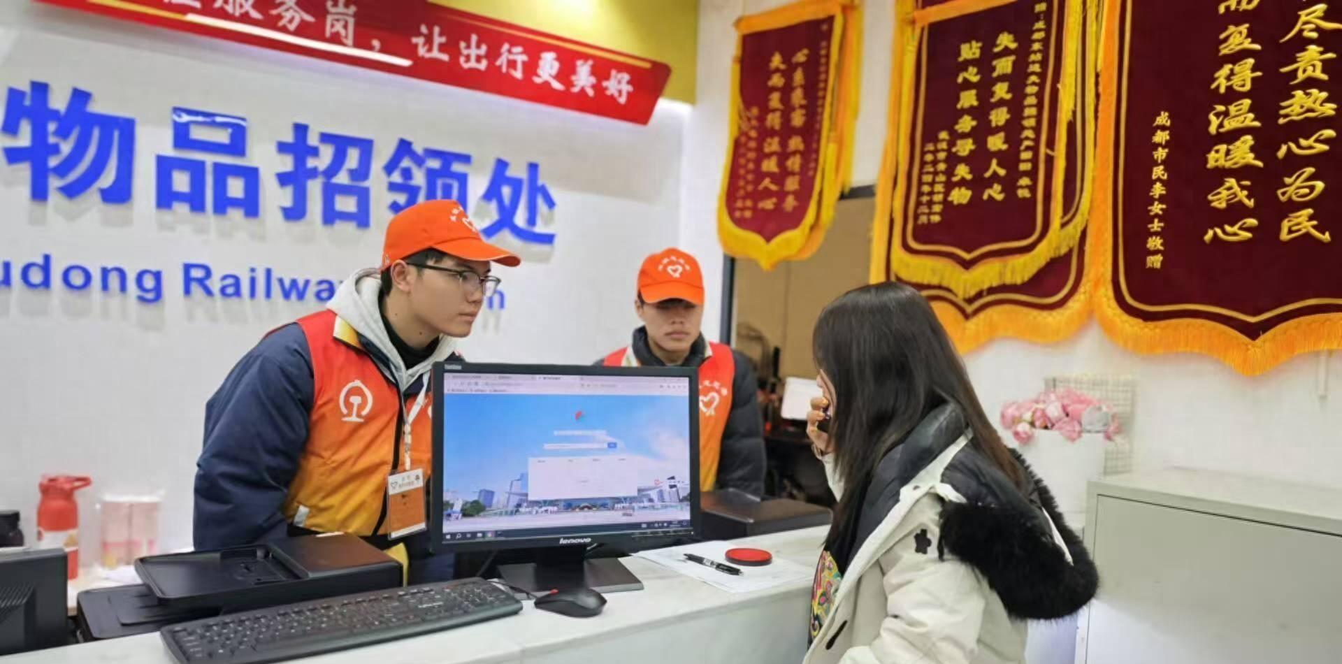 _新春走基层|大家在放假,他们在火车站里“跑圈”_新春走基层|大家在放假,他们在火车站里“跑圈 ”