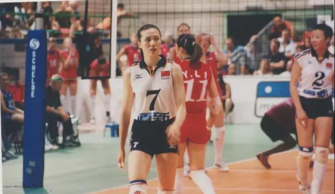 瘫痪前夫看着前妻上楼梯_富豪前夫医院偶遇前妻_