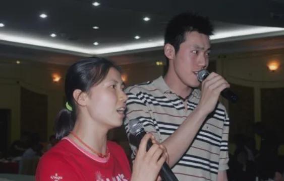 瘫痪前夫看着前妻上楼梯__富豪前夫医院偶遇前妻