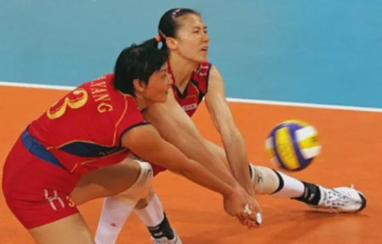 _瘫痪前夫看着前妻上楼梯_富豪前夫医院偶遇前妻