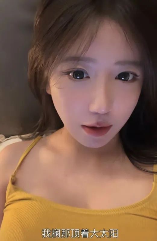 呆妹儿晒泳装照,网友称其没边硬擦,呆妹儿回应:全身都黑了只剩PG白的!