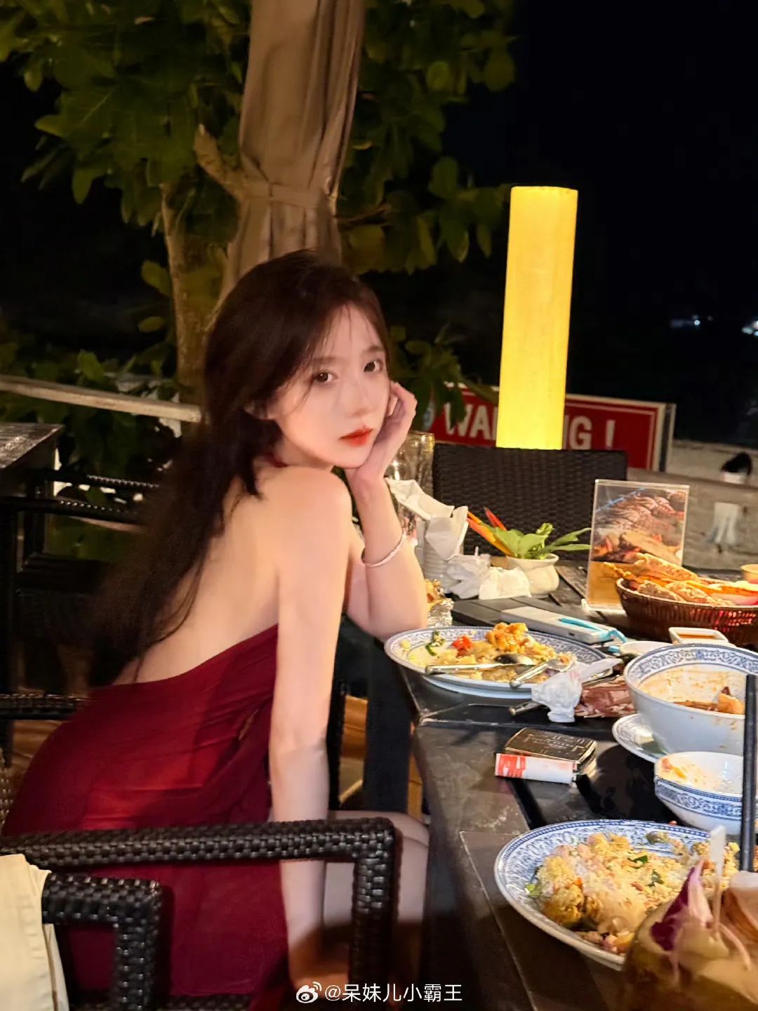 呆妹儿晒泳装照,网友称其没边硬擦,呆妹儿回应:全身都黑了只剩PG白的!