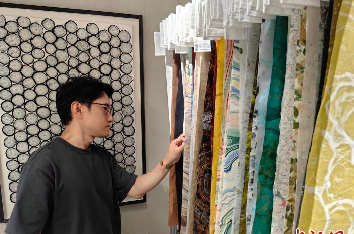 _(申城风景线)沪上老字号“汇丰纸行 ”焕新 数字时代坚守“纸有未来”_(申城风景线)沪上老字号“汇丰纸行”焕新 数字时代坚守“纸有未来”