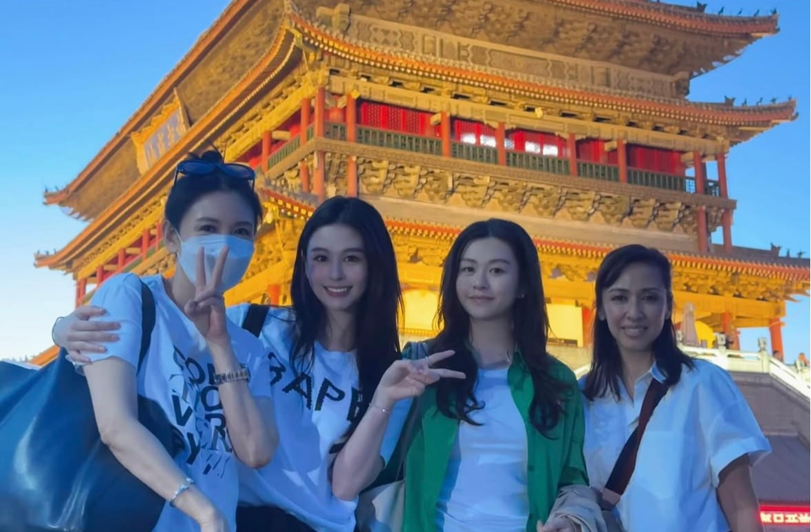 邱淑贞母女仨游西安古城,56岁妈妈戴口罩靓过女儿 ,沈日颜值逆袭__邱淑贞母女仨游西安古城,56岁妈妈戴口罩靓过女儿,沈日颜值逆袭