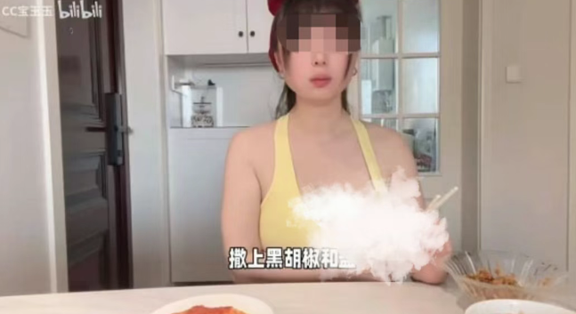 美女主播直播吃饭，用手扒拉领口，因没有控制尺度账号被封禁！