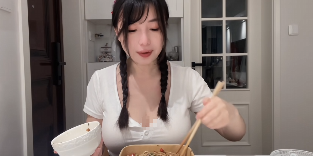 美女主播直播吃饭，用手扒拉领口，因没有控制尺度账号被封禁！