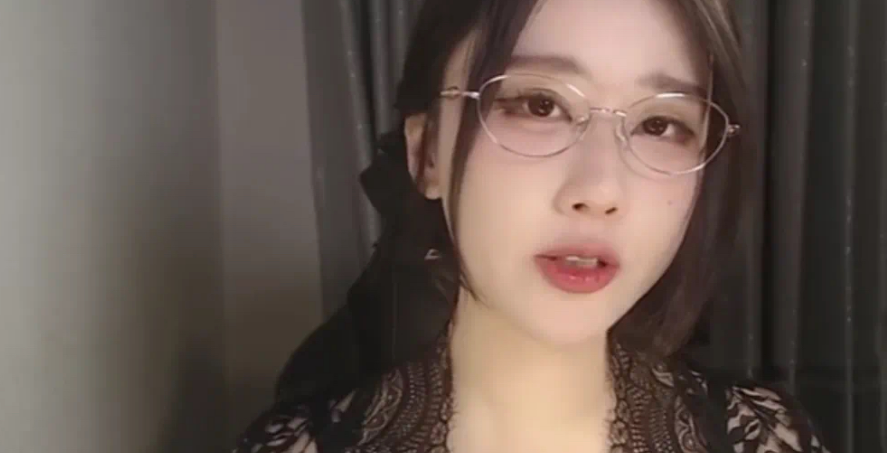 轩子巨2兔回应弹幕让其下海，称直播不赚钱，规则太多，纯属为爱发电，只想做让自己快乐的事情！