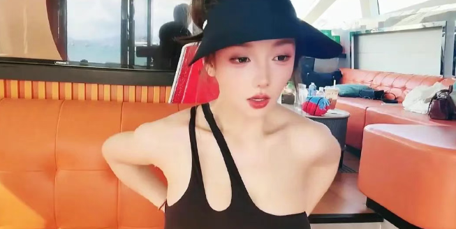 米娜穿泳装参加线下活动，换衣服被超管警告，玩“水上飞人”：被网友提醒：小心被教练揩油！