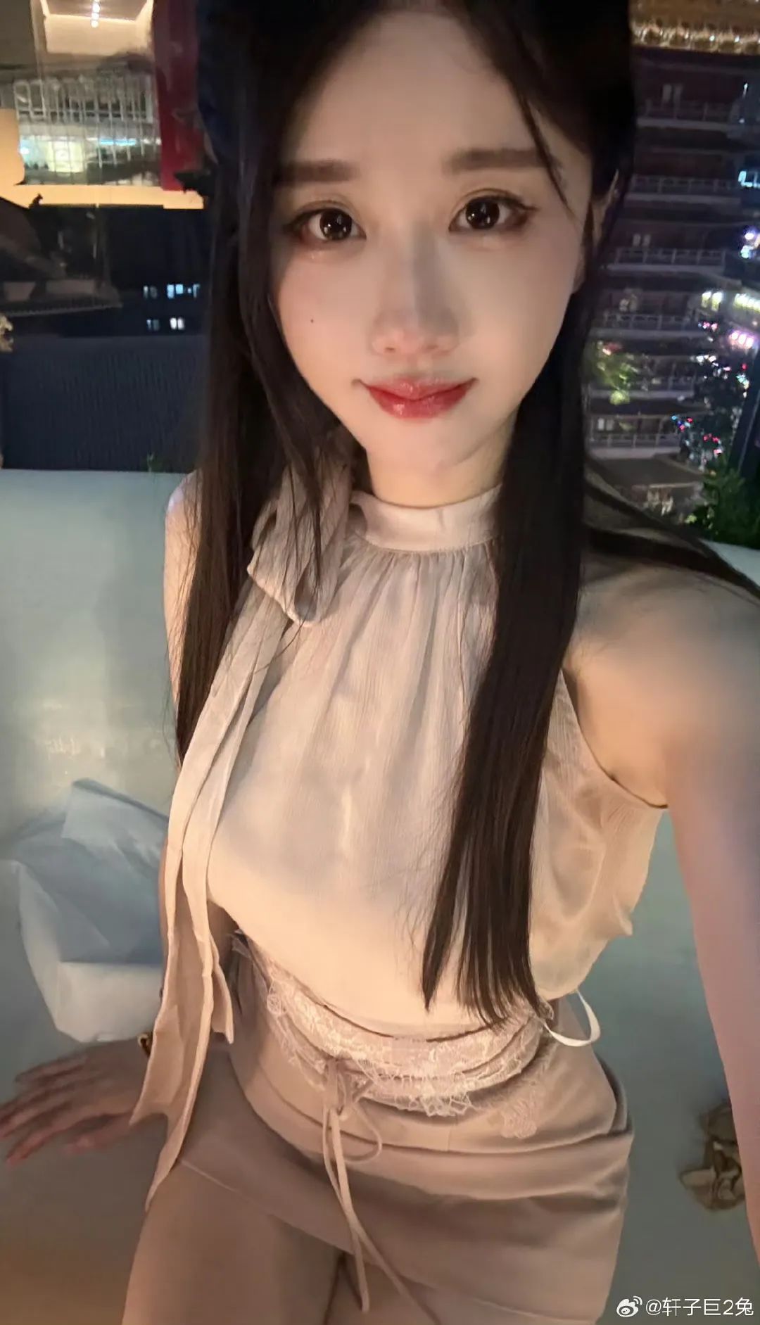 轩子巨2兔否认自己结过婚,被迫换号直播?素颜直播美出天际,网友直呼认不出来,轩子:美颜功劳!