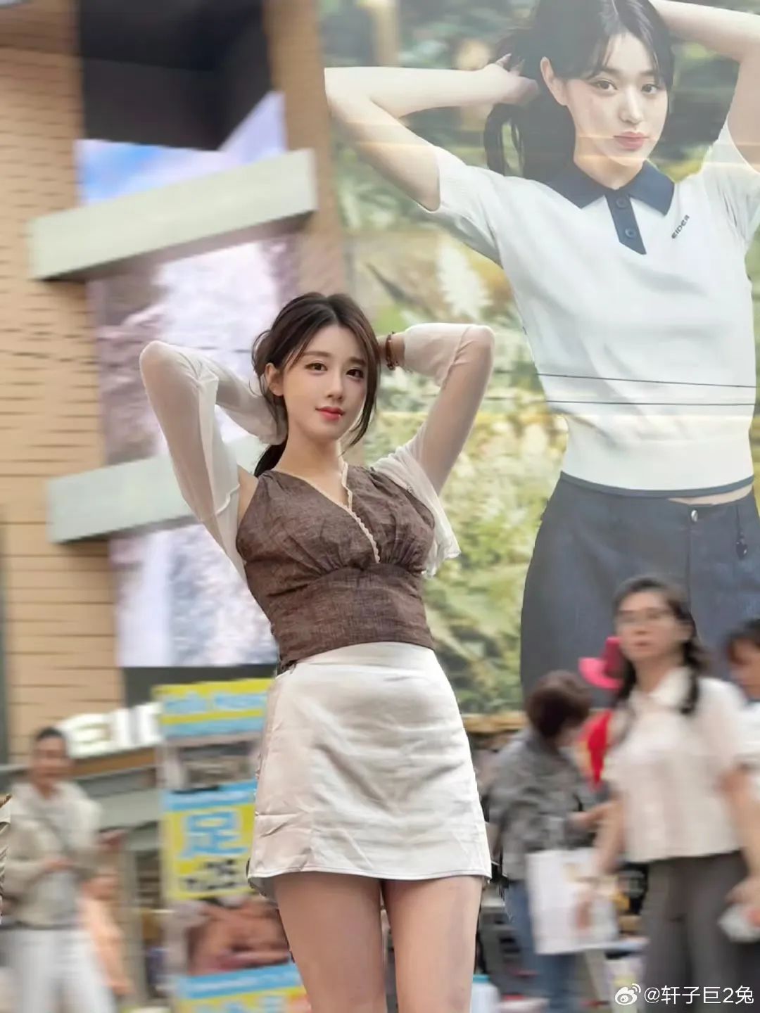 轩子巨2兔否认自己结过婚,被迫换号直播?素颜直播美出天际,网友直呼认不出来,轩子:美颜功劳!