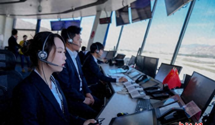 _谱写西藏新篇章_见证十八年辉煌壮丽