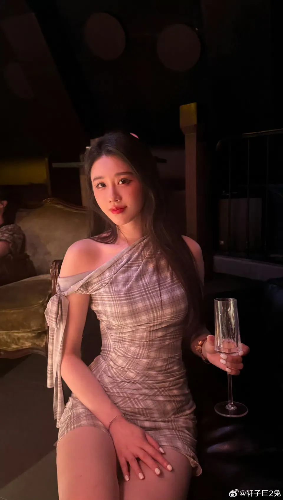 轩子巨2兔表示直播不赚钱，纯兴趣爱好！推出30元包月计划，引发网友热议！