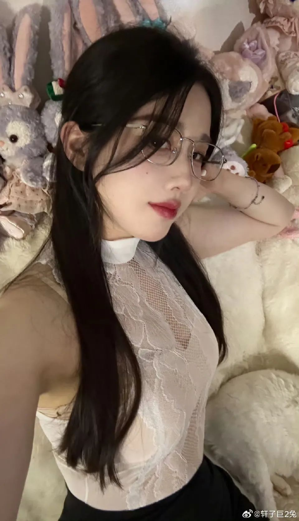 轩子巨2兔表示直播不赚钱，纯兴趣爱好！推出30元包月计划，引发网友热议！