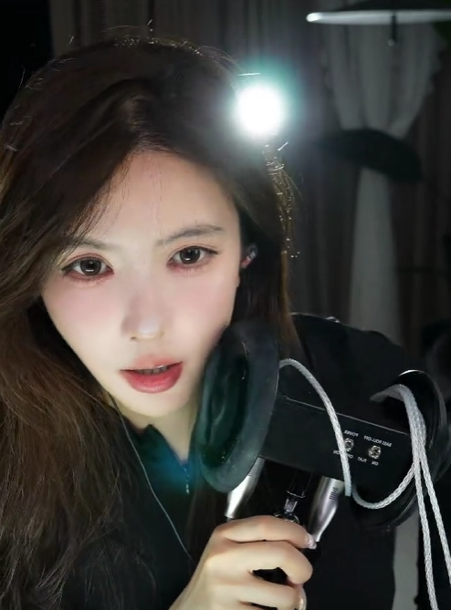 助眠女主播以前一天流水过万,现在一天赚100元就笑了,自夸基因好,找老婆就要找自己这样的,网友:直播不好做吧,都开始推销自己了!