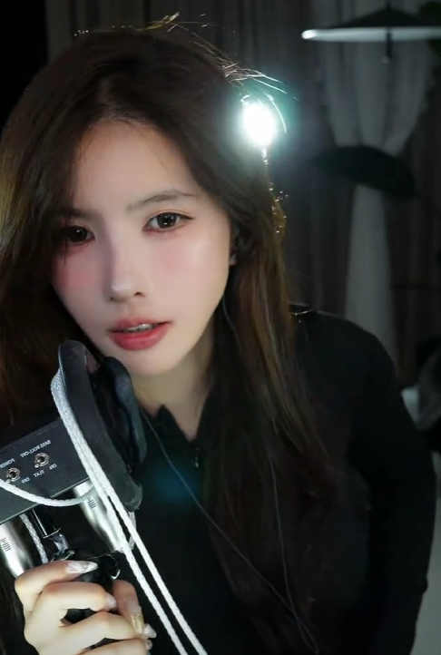 助眠女主播以前一天流水过万,现在一天赚100元就笑了,自夸基因好,找老婆就要找自己这样的,网友:直播不好做吧,都开始推销自己了!