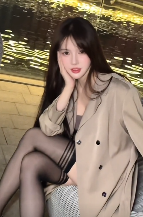 助眠女主播以前一天流水过万,现在一天赚100元就笑了,自夸基因好,找老婆就要找自己这样的,网友:直播不好做吧,都开始推销自己了!