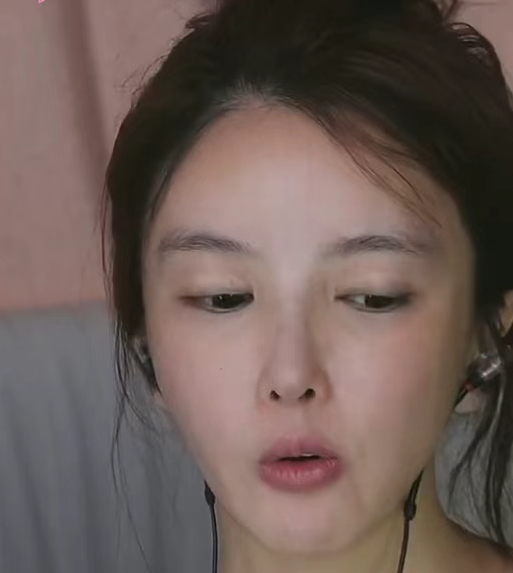 助眠女主播以前一天流水过万,现在一天赚100元就笑了,自夸基因好,找老婆就要找自己这样的,网友:直播不好做吧,都开始推销自己了!