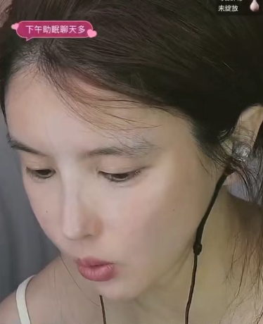 助眠女主播以前一天流水过万,现在一天赚100元就笑了,自夸基因好,找老婆就要找自己这样的,网友:直播不好做吧,都开始推销自己了!