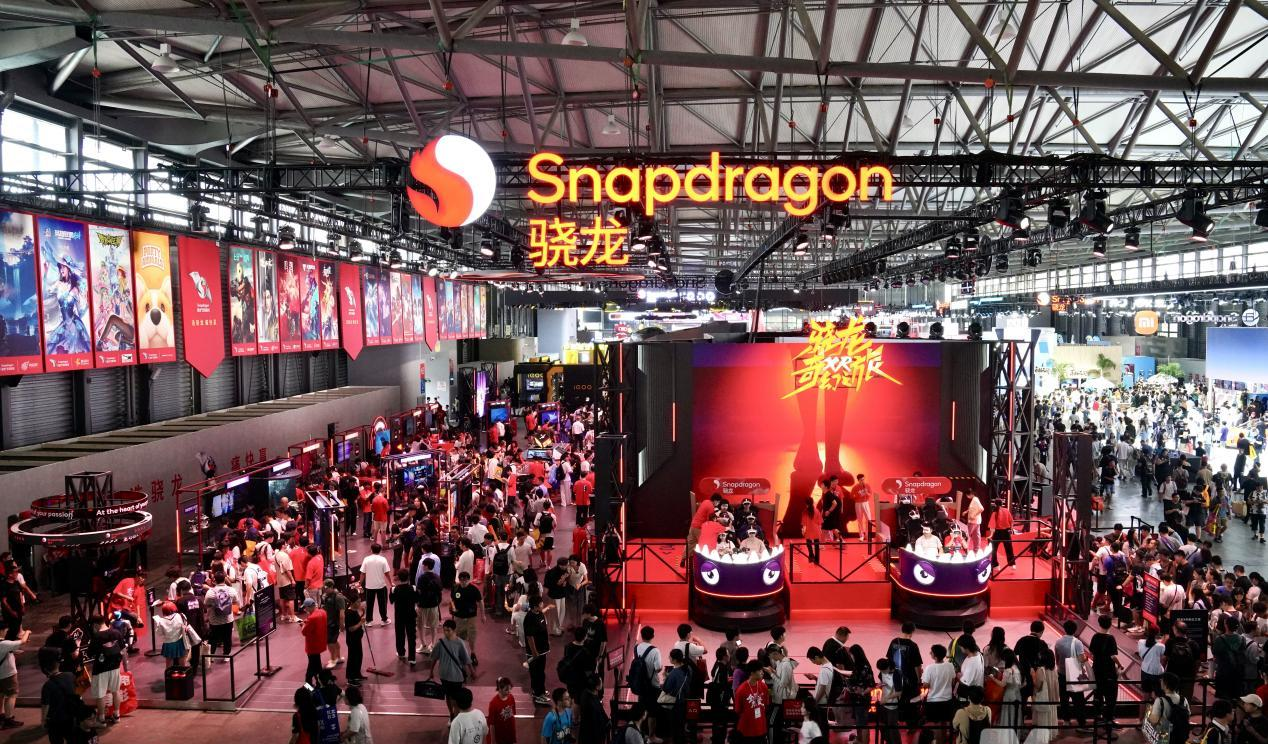 _图集|2025 ChinaJoy现场直击:试玩长龙排队1至2小时,Coser巡游 ,抢“谷子 ”⋯⋯这届年轻人这么玩_图集|2025 ChinaJoy现场直击:试玩长龙排队1至2小时,Coser巡游,抢“谷子”⋯⋯这届年轻人这么玩