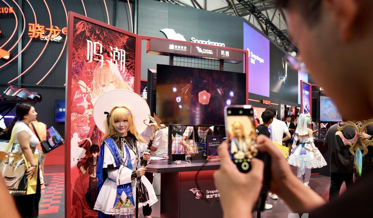 图集|2025 ChinaJoy现场直击:试玩长龙排队1至2小时,Coser巡游 ,抢“谷子”⋯⋯这届年轻人这么玩__图集|2025 ChinaJoy现场直击:试玩长龙排队1至2小时,Coser巡游,抢“谷子 ”⋯⋯这届年轻人这么玩