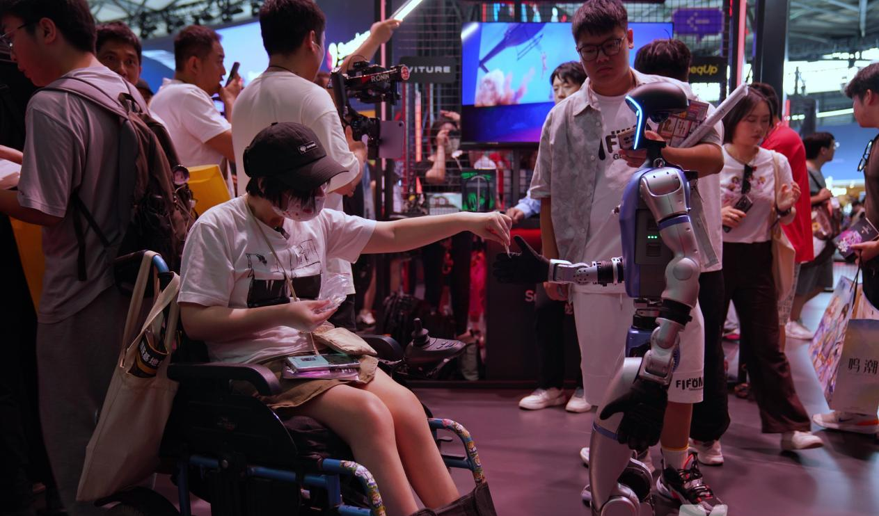 图集|2025 ChinaJoy现场直击:试玩长龙排队1至2小时 ,Coser巡游,抢“谷子”⋯⋯这届年轻人这么玩_图集|2025 ChinaJoy现场直击:试玩长龙排队1至2小时,Coser巡游 ,抢“谷子 ”⋯⋯这届年轻人这么玩_