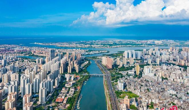 李嘉诚三亚修的九个柱子__李嘉诚海南投资的酒店叫什么