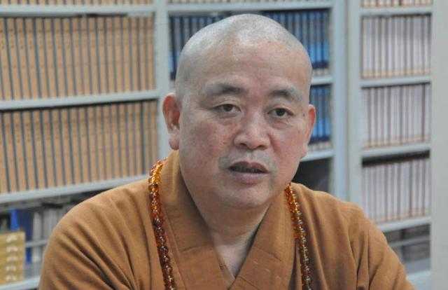 拨拔萝卜__拔出萝卜带出泥歇后语