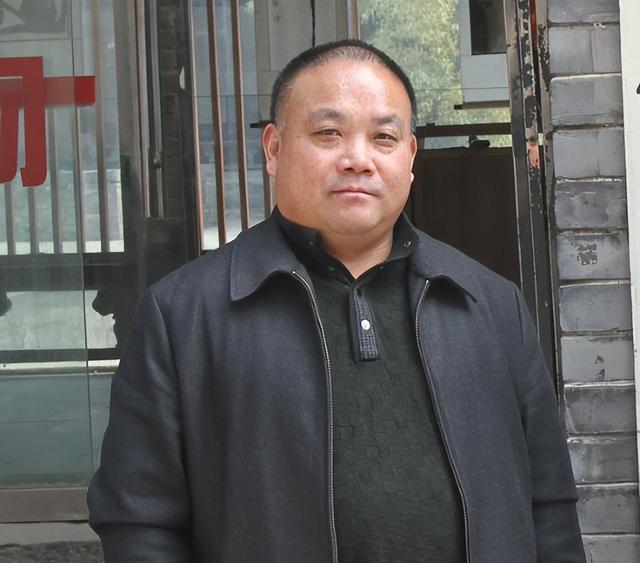 拨拔萝卜_拔出萝卜带出泥歇后语_