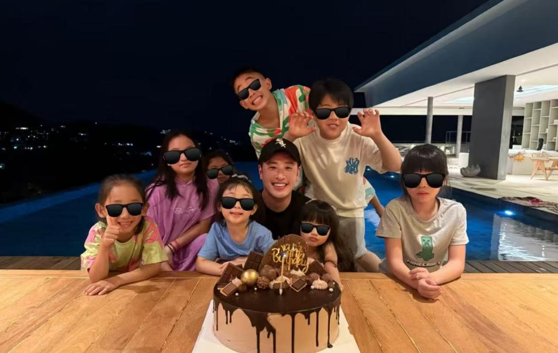 潘玮柏生日首晒父女同框照,5岁女儿大方露正脸 ,跟爸爸一模一样__潘玮柏生日首晒父女同框照,5岁女儿大方露正脸,跟爸爸一模一样