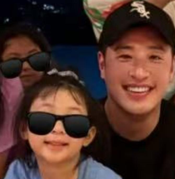 潘玮柏生日首晒父女同框照,5岁女儿大方露正脸 ,跟爸爸一模一样__潘玮柏生日首晒父女同框照,5岁女儿大方露正脸,跟爸爸一模一样