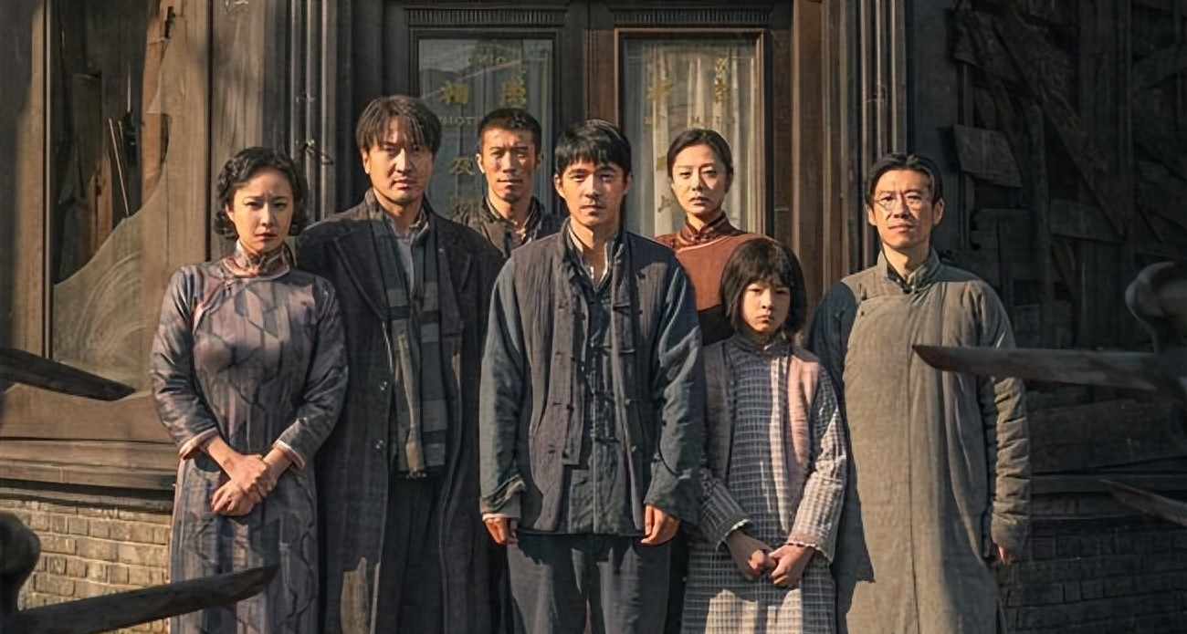 严查祖上三代!《东极岛》被人民日报“点名”,更恶心的还在后面__严查祖上三代!《东极岛》被人民日报“点名 ”,更恶心的还在后面