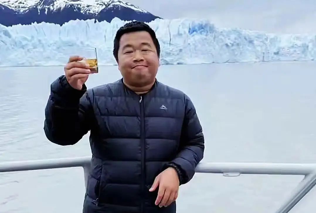 千万粉丝网红蓝战非在某店直播用餐,遭到店家拒绝后,无奈换店吃饭!网友:老板有权拒绝直播!