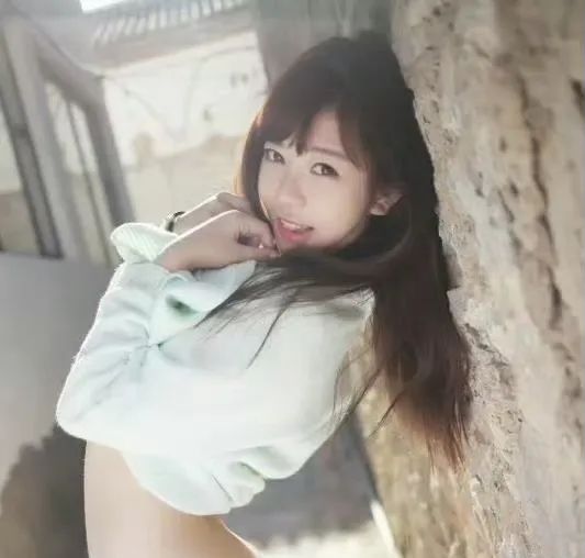 曾靠售卖写真集赚的盆满钵满,女主播清凉穿搭引来路人搭讪,网友调侃20元就想加主播??