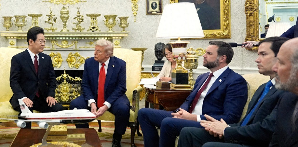 特朗普与金会面的视频__特朗普会见金正直播