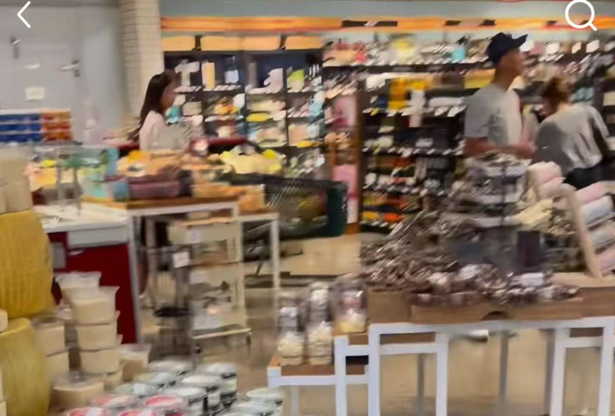 徐静蕾黄立行美国逛超市 ,她推购物车跟男友身后,皮肤黝黑很健康_徐静蕾黄立行美国逛超市,她推购物车跟男友身后 ,皮肤黝黑很健康_