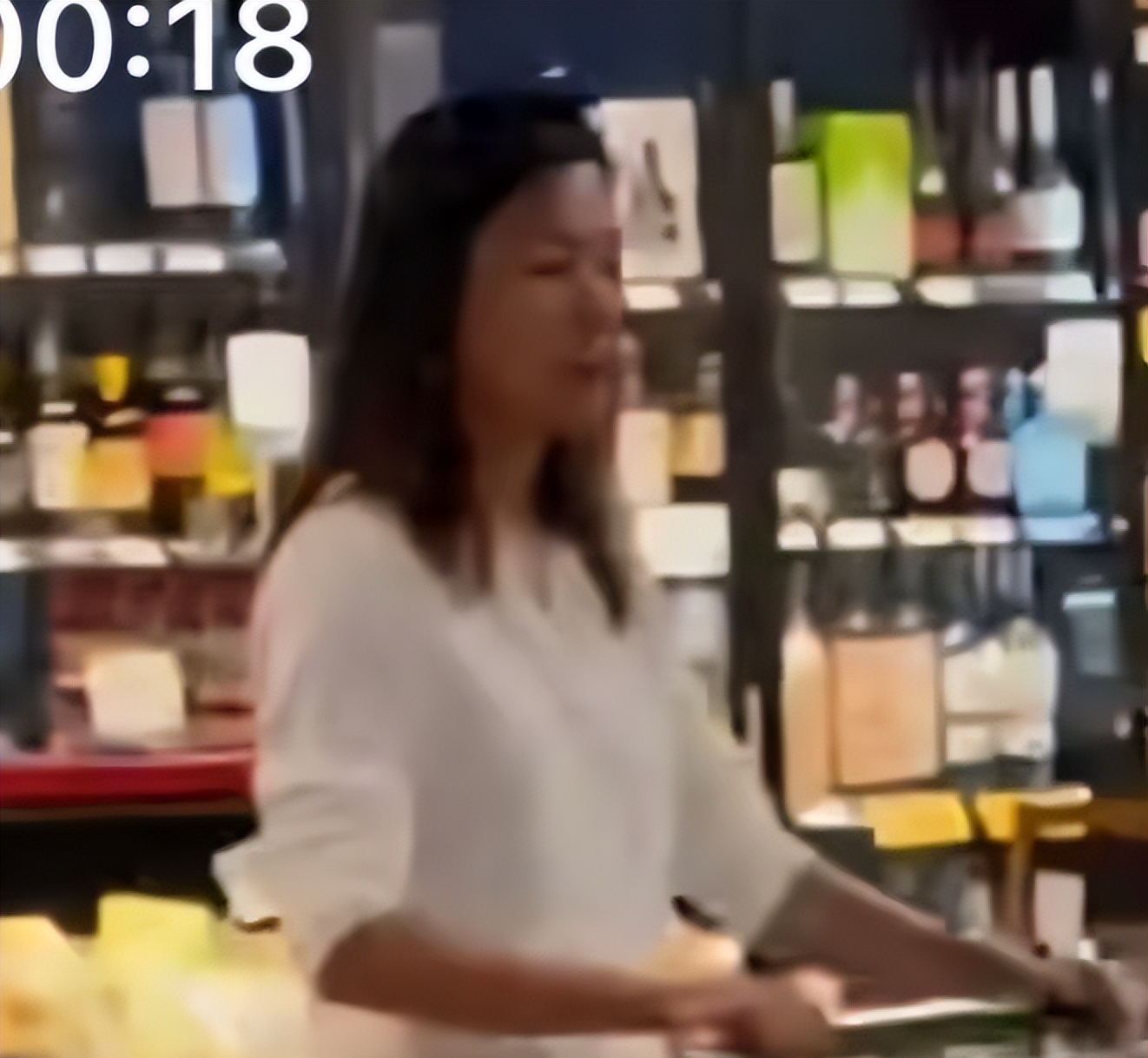 徐静蕾黄立行美国逛超市 ,她推购物车跟男友身后,皮肤黝黑很健康_徐静蕾黄立行美国逛超市,她推购物车跟男友身后 ,皮肤黝黑很健康_