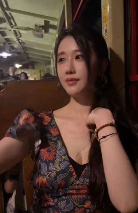 轩子巨2兔做客户外主播直播间,称自己虽不谈恋爱,但生理方面的知识理论为100%实操为0!网友:不愧是老师!