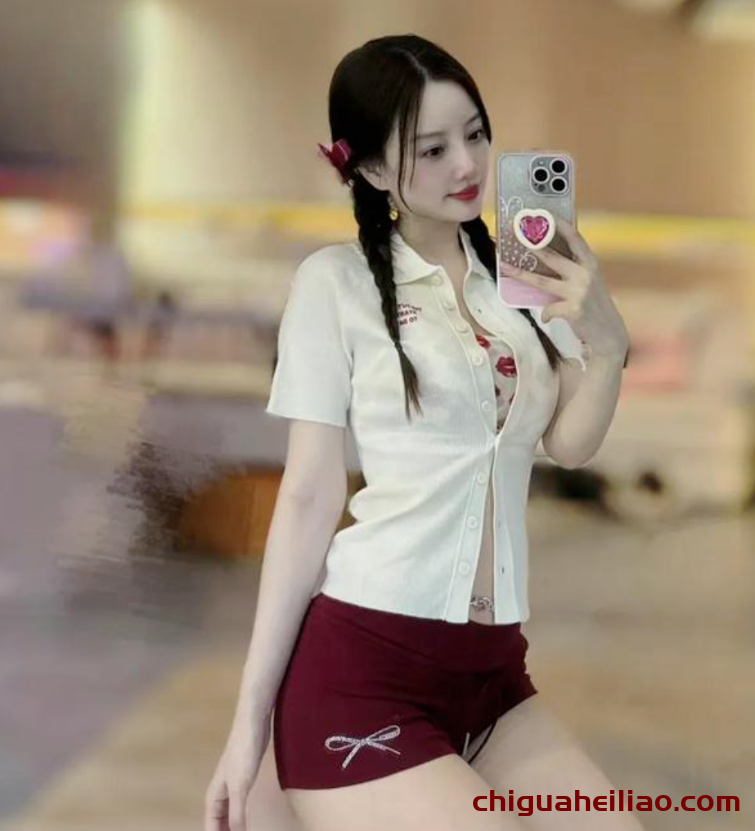 李小璐写真大胆尝试,奶白衬衫展现双重魅力