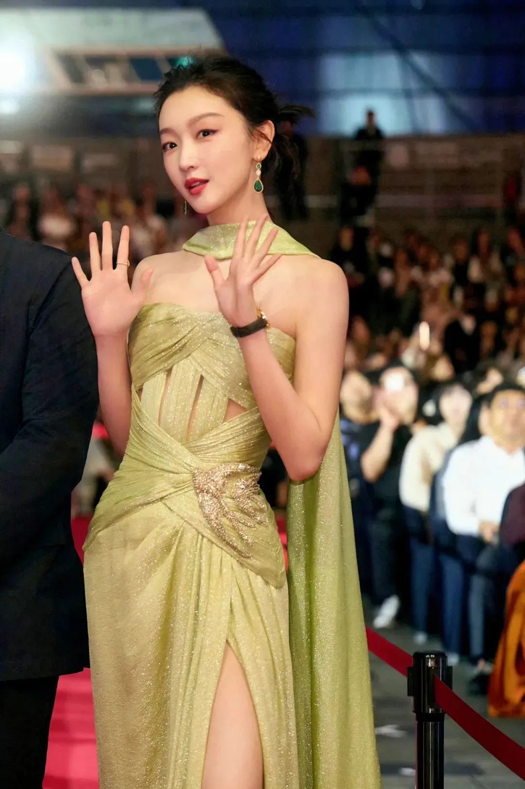 周冬雨韩国之行:连衣裙造型美到差点认不出