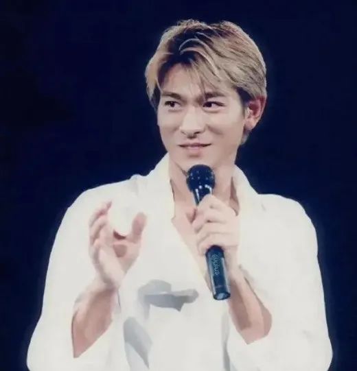 刘德华千金近照亮相,网友惊叹:星二代颜值担当