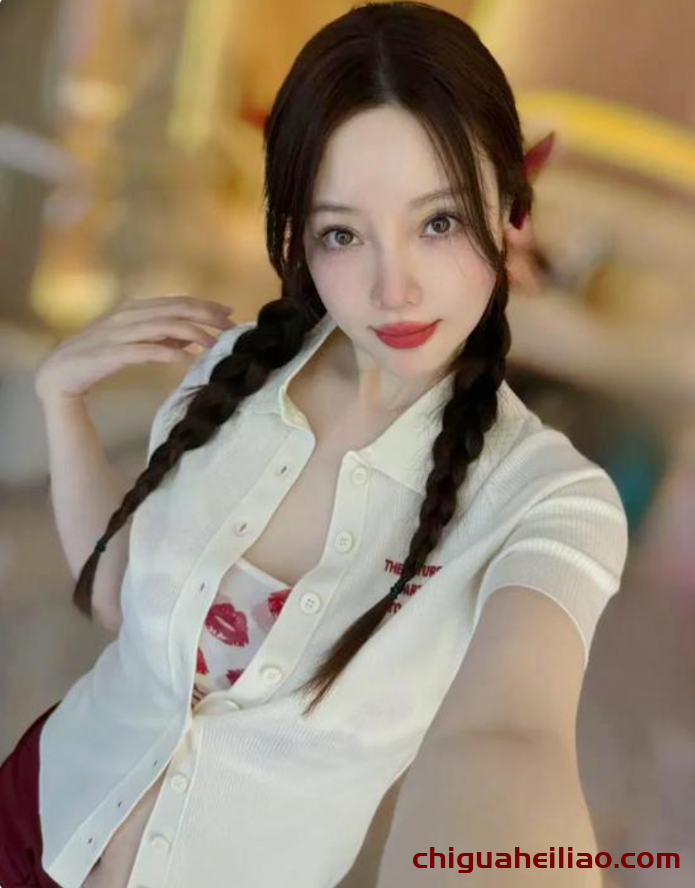 李小璐写真大胆尝试,奶白衬衫展现双重魅力