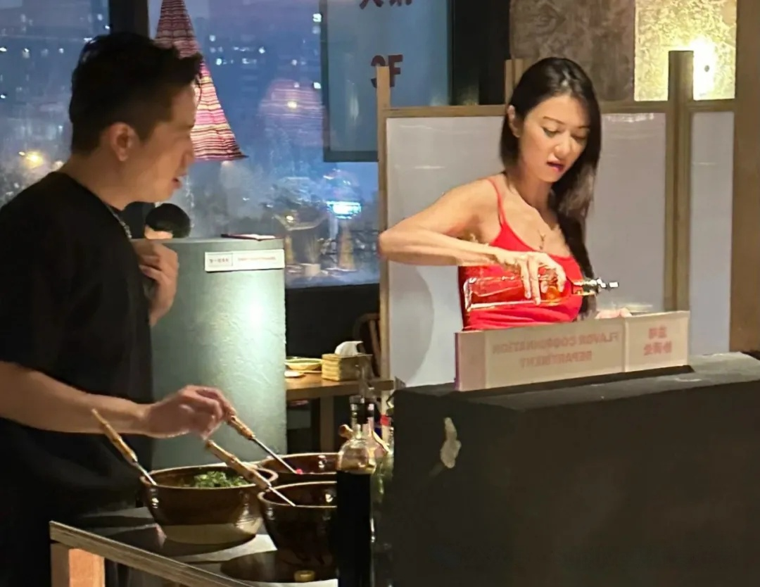 薛凯琪火辣身材吸睛,43岁依旧青春洋溢