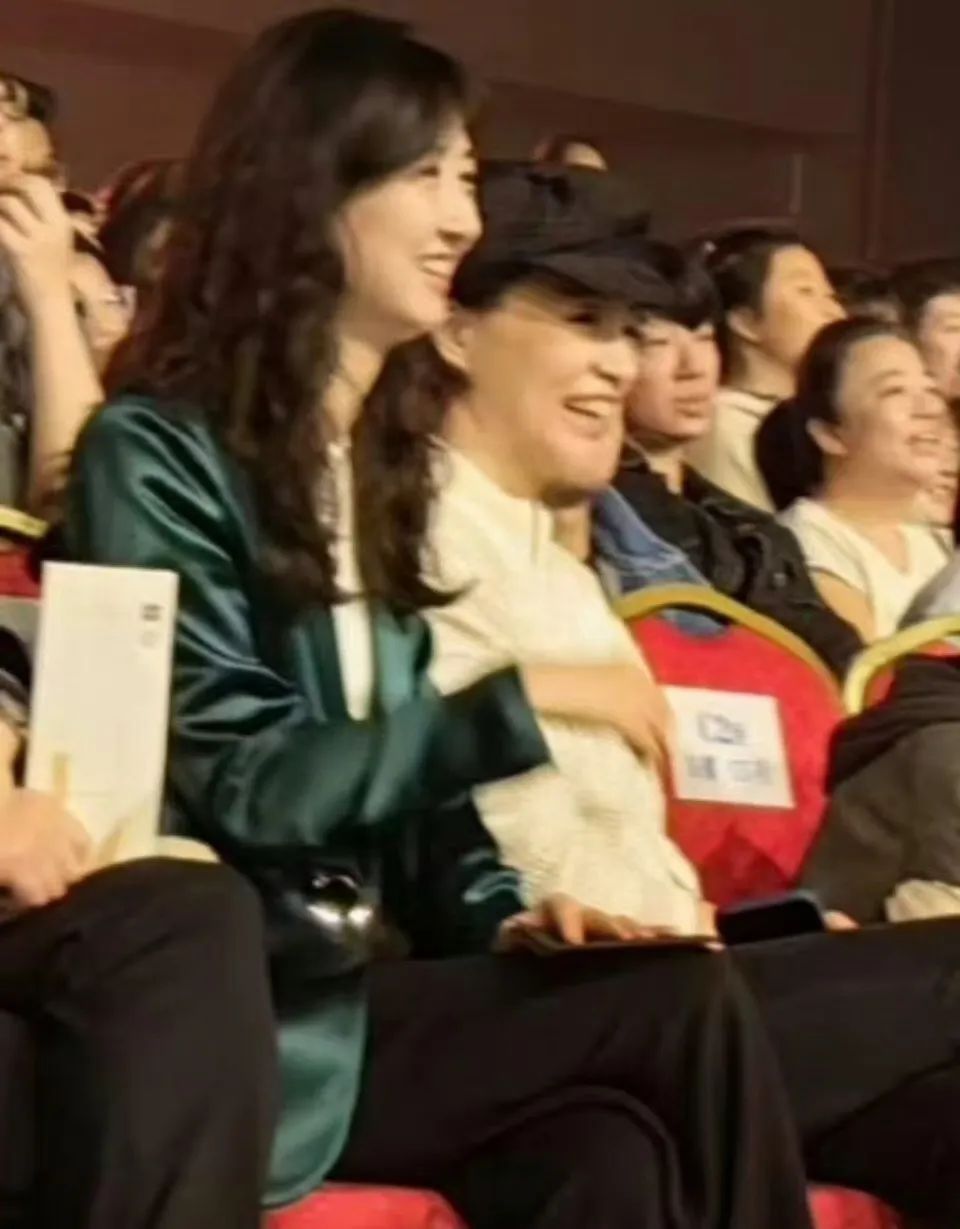 董卿携10岁儿子出席刘谦演出,气质优雅