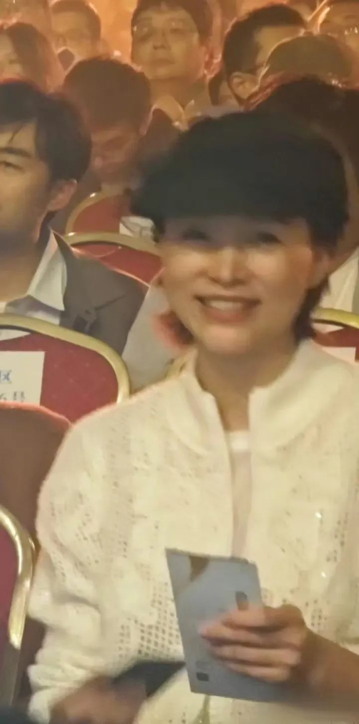 董卿携10岁儿子出席刘谦演出,气质优雅